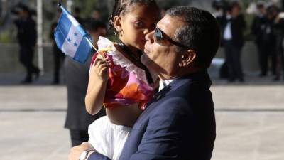 Ecuador's President Rafael Correa lifts up a child in Quito during the IV Community of Latin American and Caribbean States (CELAC) summit on January 27, 2016. AFP PHOTO / Juan Cevallos