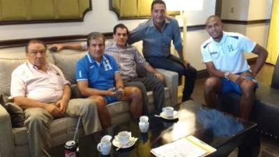 Momento en que Eddie se encontraba firmando el contrato con su nuevo club. Foto Deportes Tolima.