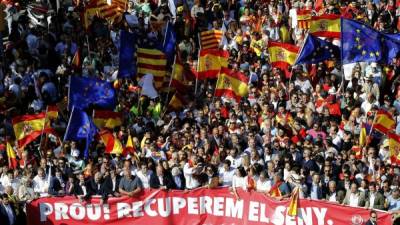 GRA213 BARCELONA, 8/10/2017.- Vista de cabecera de la manifestación convocada por Societat Civil Catalana hoy en Barcelona en defensa de la unidad de España bajo el lema '¡Basta! Recuperemos la sensatez' y en la que se han participado miles de personas. EFE/Alberto Estévez