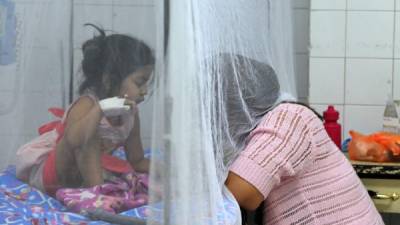 Una joven paciente es atendida en el Hospital Escuela Universitario en Tegucigalpa. Foto: AFP/Orlando Sierra