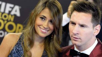 El jugador argentino del FC Barcelona Leonel Messi y su novia, Antonella Roccuzzo. EFE/Archivo