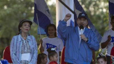 En la imagen, el presidente de Nicaragua, Daniel Ortega (d), habla junto a la vicepresidenta, Rosario Murillo (i). EFE/Archivo