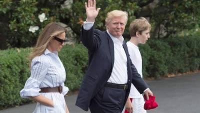 Trump en camino a Camp David en compañía de su esposa Melania y su hijo Barron.