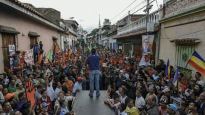 El candidato presidencial opositor venezolano Henri Falcon (C) habla durante una manifestación de campaña en el barrio Petare. / AFP PHOTO / JUAN BARRETO