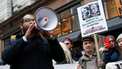 Un hombre sostiene hoy una pancarta durante una protesta contra la guerra, en Times Square en Nueva York. Los manifestantes protestan por el ataque con aviones no tripulados de Estados Unidos que mató al mayor general de Irán Qasem Soleimani en Irak el 3 de enero, una dramática escalada en tensiones en espiral entre Irán y Estados Unidos, que se comprometieron a enviar miles de tropas más a la región.