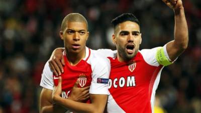 Mbappé y Falcao celebrando el primer gol del Mónaco contra el Borussia Dortmund. Foto EFE