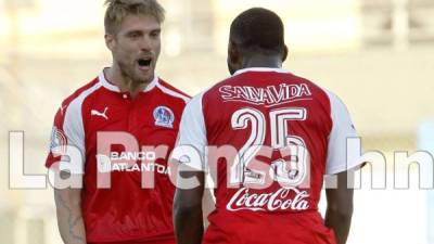 Walter García celebrando con Jorge Bengoché, los dos anotadores de los goles del Olimpia ante Platense.