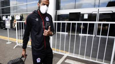 El portero Edrick Menjívar a su llegada al Aeropuerto Toncontín.