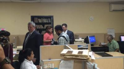 Los funcionarios de EUA al visitar las oficinas del RNP.