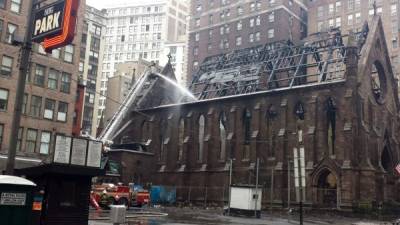 El incendio destruyó el templo, solo quedaron las bases y paredes.