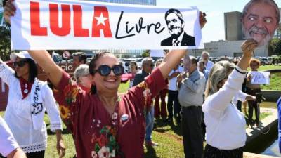 Una simpatizante de Lula pide su liberación en Brasilia. AFP
