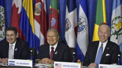 El mandatario de Honduras, Juan Orlando Hernández, Salvador Sánchez Cerén de El Salvador junto al vicepresidente de los Estados Unidos, Joe Biden. Foto: AFP