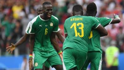 Los jugadores de Senegal celebrando el gol contra Polonia. Foto AFP