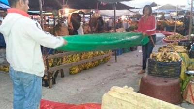 Los vendedores llegaron con la esperanza de vender sus productos y recuperar un poco de dinero de lo perdido tras el incendio de ayer. Foto cortesía de Radio América.