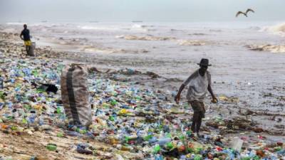 Alrededor de 12.000 millones de toneladas de residuos plásticos estarán en vertederos o en la naturaleza en 2050. EFE/Archivo