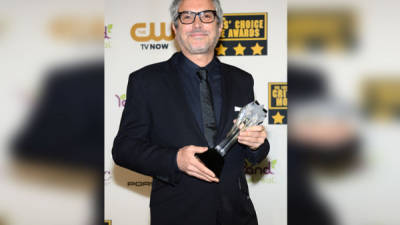 El cineasta Alfonso Cuarón, galardonado con el Premio al Mejor Director por 'Gravity' posa en la sala de prensa durante Choice Movie Awards.