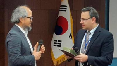 Woo Ye-Jong, presidente del puerto de Busan en Corea del Sur y Leo Castellón, gerente de la Empresa Nacional Portuaria.
