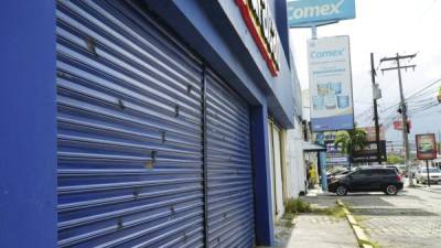 Pocos son los negocios autorizados por Sinager para operar de lunes a viernes hasta las 5:00 pm. Fotos: Amílcar Izaguirre.