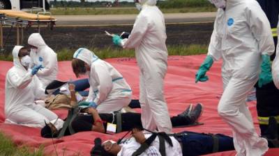 Los paramédicos de la Unidad de Salud Departamental de Santa Cruz realizaron ayer un simulacro de contención en el Aeropuerto Internacional Viru Viru, en el contexto de la emergencia mundial de coronavirus, en Santa Cruz, Bolivia. AFP.