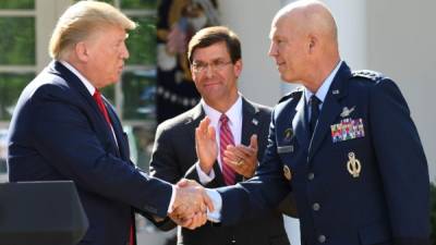 El General John W. Raymond estará a cargo del nuevo comando espacial creado por Trump./AFP.