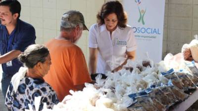 La entrega de bolsas solidarias se hizo ayer.