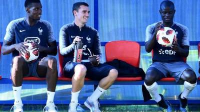 El francés Paul Pogba entrenó muy de cerca este jueves con sus compañeros Antoine Griezmann y N'Golo Kanté.