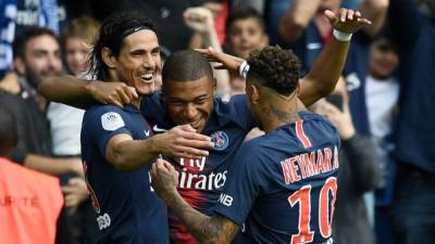 Mbappé, Cavani y Neymar celebrando uno de los goles del PSG ante Angers. Foto AFP