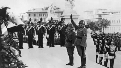 Algunos historiadores consideran que Victor Manue III (izq.) aquí junto al dictador Benito Mussolini, desprestigió a la morarquia por su apoyo al fascismo.