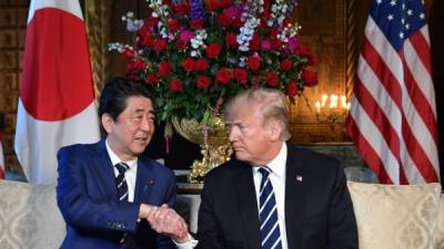 Trump recibió al primer ministro nipón, Shinzo Abe, en la 'Casa Blanca de invierno' en Florida.