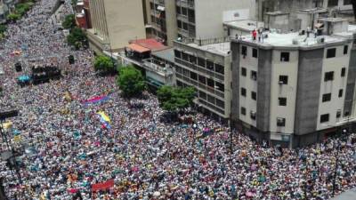 Parte de los venezolanos que el jueves participaron en la “Toma de Caracas”, marcha organizada por la oposición. Fotos: AFP