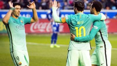 La MSN (Messi-Suárez-Neymar) celebrando uno de los goles del partido contra el Alavés. Foto EFE