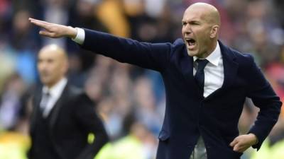 Zidane, dirigiendo contra el Valencia. Foto AFP