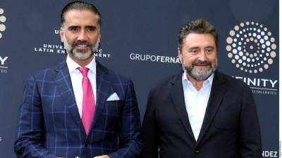 Alejandro Fernández posó para una foto junto a Jesús López (der.), presidente de Universal Music Group.