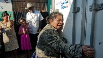 TG3001 COMAYAGÜELA (HONDURAS), 25/11/15.- Familiares de las siete personas que fueron asesinados lloran la pérdida de sus seres queridos en un barrio de Comayagüela quienes fueron asesinados hoy, miércoles 25 de noviembre de 2015, por supuestos pandilleros que ingresaron a su vivienda. Las fuerzas de seguridad de Honduras capturaron hoy a tres hombres, entre ellos un menor de edad, por su presunta participación en el asesinato de siete personas este miércoles, informó una fuente oficial. Un portavoz de la Policía hondureña afirmó a los periodistas que dos hombres adultos y un menor fueron detenidos como sospechosos de haber participado en el asesinato esta madrugada de siete personas en una barriada de Tegucigalpa. EFE/Gustavo Amador