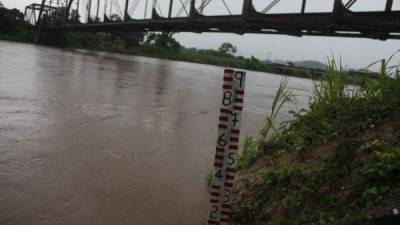 Las estaciones de medición detectaron el crecimiento en el río Ulúa debido a las lluvias. Foto de archivo.