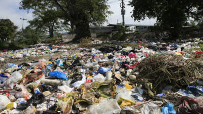 Hay toneladas de desperdicios cerca de las colonias residenciales.