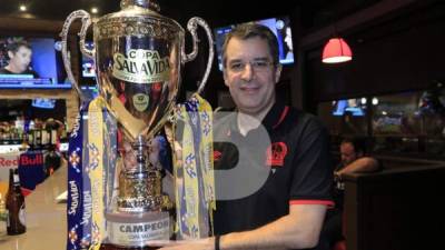 Rafael Villeda, presidente del Olimpia, posando con la Copa 31 del León. Foto Ronald Aceituno