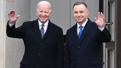 Biden fue recibido por el presidente de Polonia, Andrzej Duda, durante su visita a Varsovia tras llegar el lunes sorpresivamente a Ucrania.