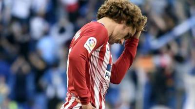 Griezmann, cabizbajo tras la derrota del Atlético de Madrid contra el Espanyol. Foto AFP