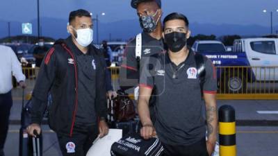 La plantilla del Olimpia viajó la madrugada de este domingo rumbo a Miami y luego se desplazarán a México. Foto Edwin Romero.