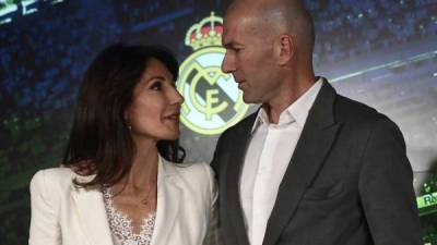 Real Madrid´s newly appointed French coach Zinedine Zidane poses with his wife Veronique after giving a press conference on March 11, 2019 in Madrid. - Zinedine Zidane has made a sensational return as coach of Real Madrid after Santiago Solari's sacking was finally confirmed. Zidane has been given a contract until June 2022, just nine months after he resigned at the end of last season, having led Madrid to an historic third consecutive Champions League triumph. (Photo by PIERRE-PHILIPPE MARCOU / AFP)