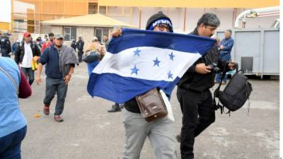 Los centroamericanos fueron llevados a la ex maquiladora Macesa, en Piedras Negras, donde fueron acomodados en dos naves industriales. Reforma