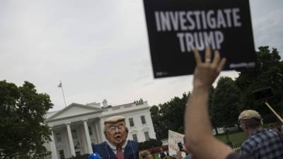 Decenas de manifestantes protestaron ayer frente a la Casa Blanca por el escándalo de Trump Jr. AFP.