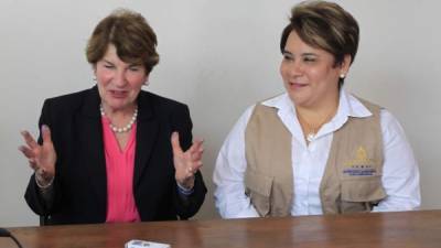 Susan Jacobs, funcionaria de EUA, durante la reunión con Lolis María Salas, directora del Dinaf.