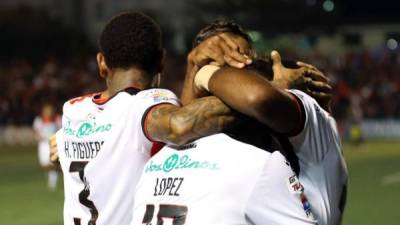 El Alajuelense goleó 3-0 al Guadalupe FC con goles hondureños de Roger Rojas, Alex López y Henry Figueroa.