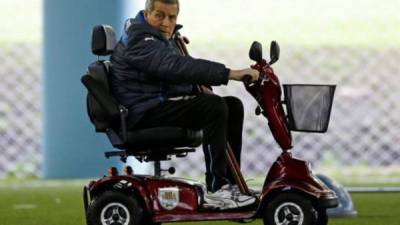 Uruguay's coach Oscar Washington Tabarez follows the game during the Russia 2018 World Cup quarter-final football match between Uruguay and France at the Nizhny Novgorod Stadium in Nizhny Novgorod on July 6, 2018. / AFP PHOTO / Martin BERNETTI