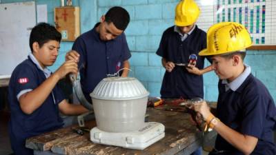 Decenas de jóvenes de escasos recursos económicos aprenden carreras técnicas en los colegios de Fe y Alegría.