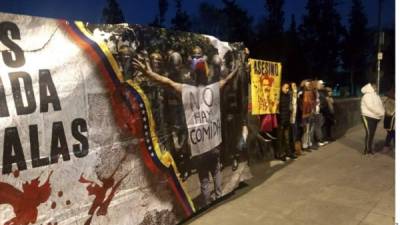 Los inconformes portaban pancartas en las que se leían leyendas como '¡Asesino!', '¡No a Maduro!' y 'En México no eres bienvenido'.