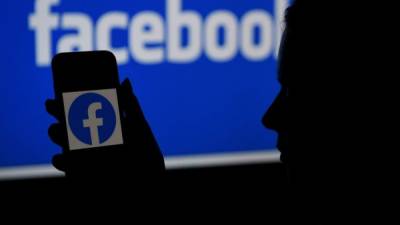 Facebook lanza los podcasts y transmisiones de audio en vivo para competir con rivales emergentes./AFP.