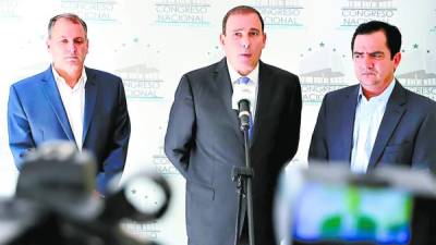 Acuerdo. Luis Larach, Juan Carlos Sikaffy y Mario Pérez.